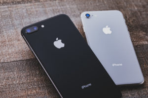 iPhone8とiPhone8Plusが並んでいる写真
